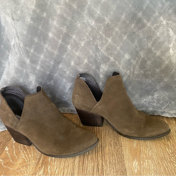 Steve Madden Suede dark olive/brown booties - Picture 1 of 7